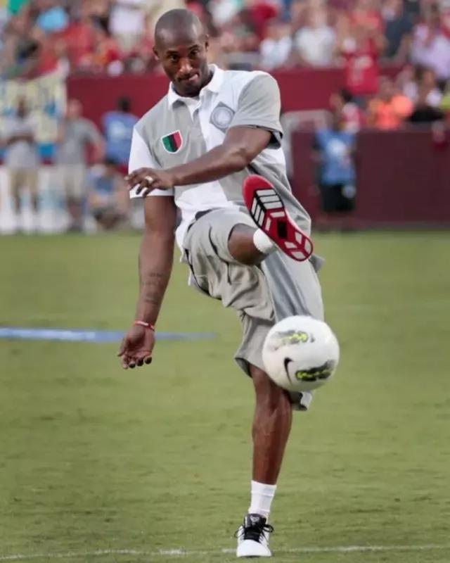 荷媒：两名PSV球迷因袭击马竞球迷被捕，受伤球迷已送医院（荷兰媒体：两名PSV支持者因攻击马竞球迷遭逮捕，伤者已送医）