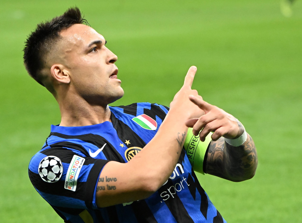 王刚随北京国安六年后终夺足协杯冠军，球迷泪洒现场（效力北京国安六年，王刚终捧足协杯，现场球迷泪目）