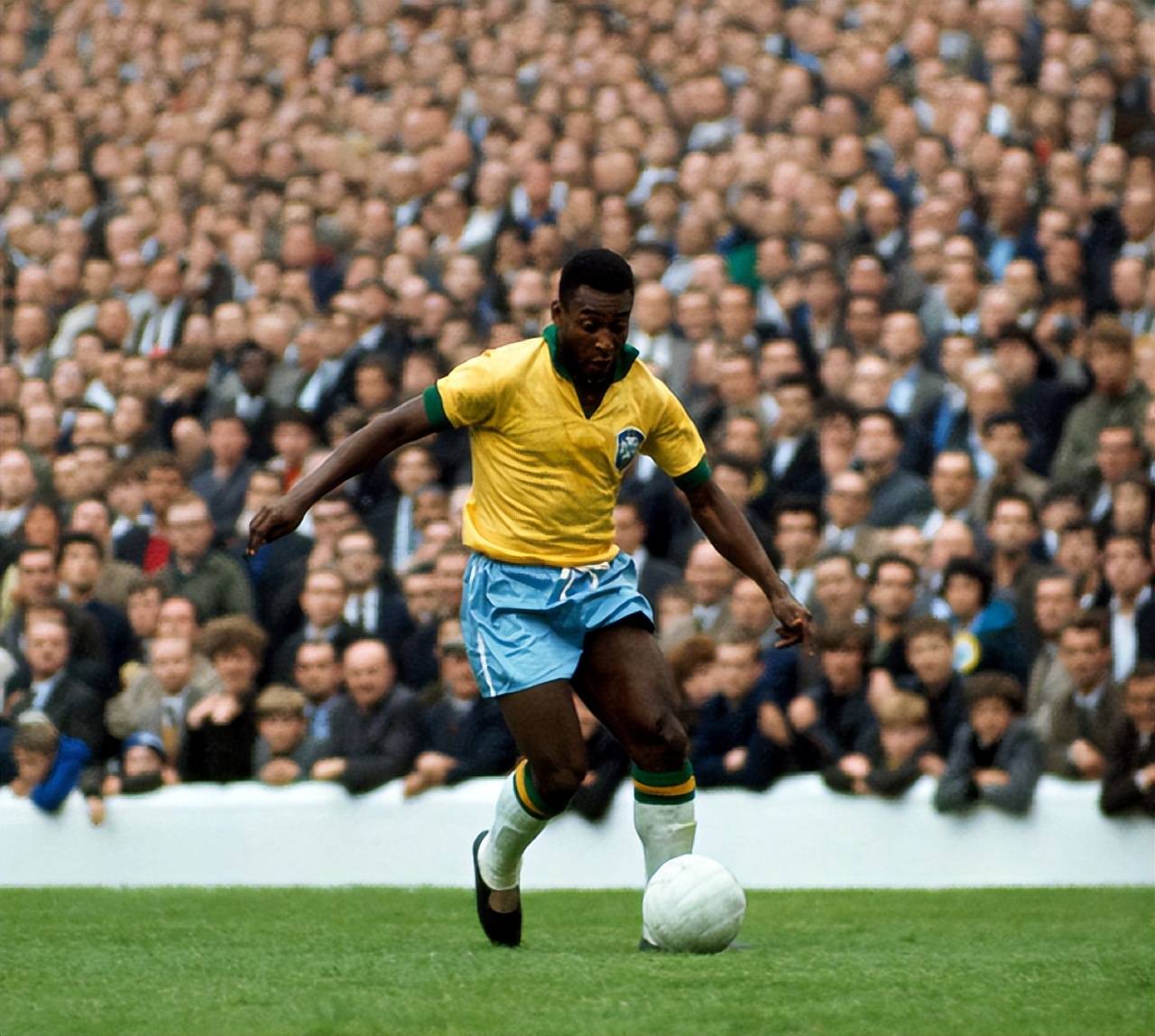 53岁齐达内拒绝接手！皇马寻找阿隆索替身：已接触2名主帅（齐达内53岁婉拒执教，皇马为阿隆索寻备选：已与两位主帅接触）