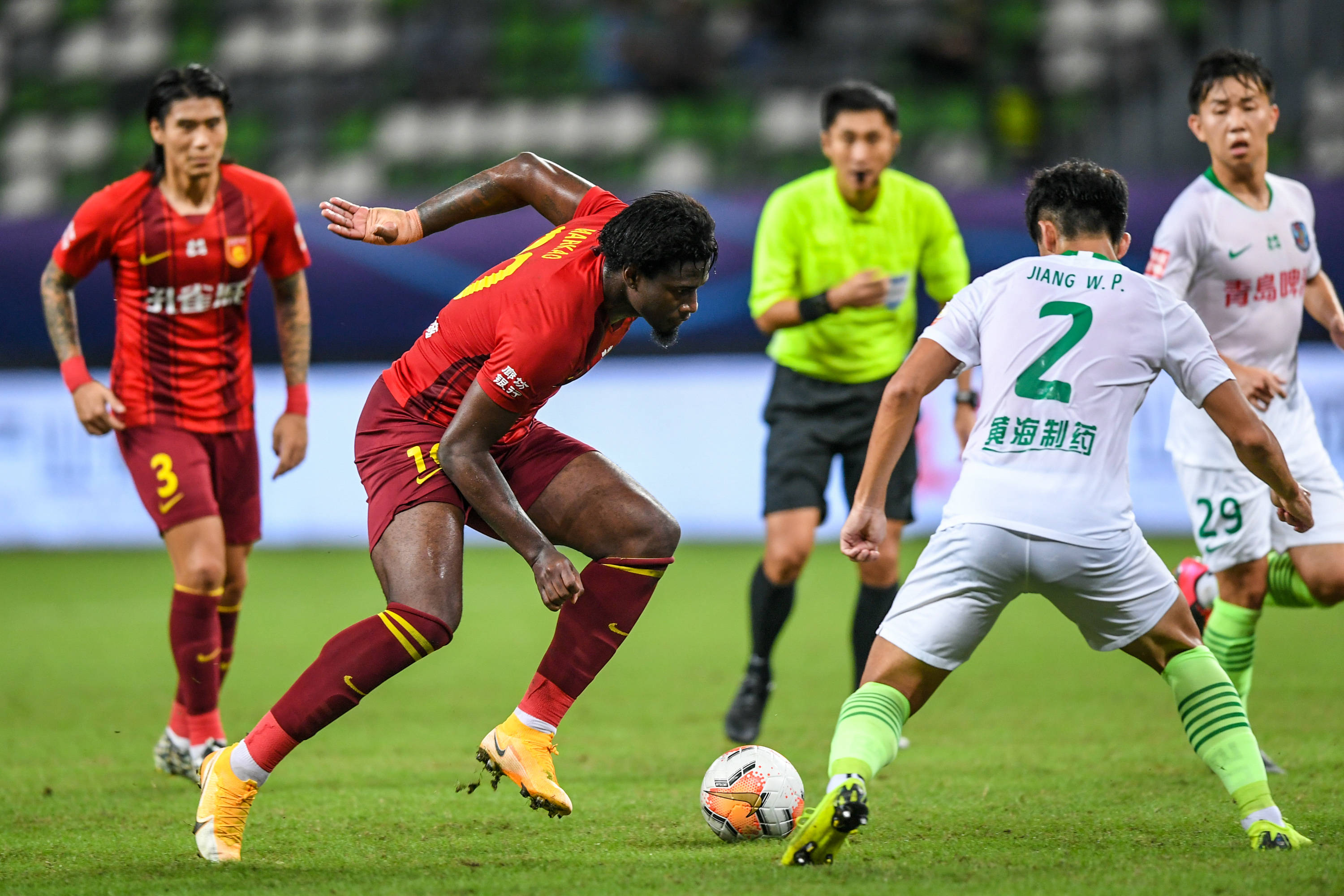 火药味！莫兰特用手狂指克莱面部，克莱怒火中烧一把甩开