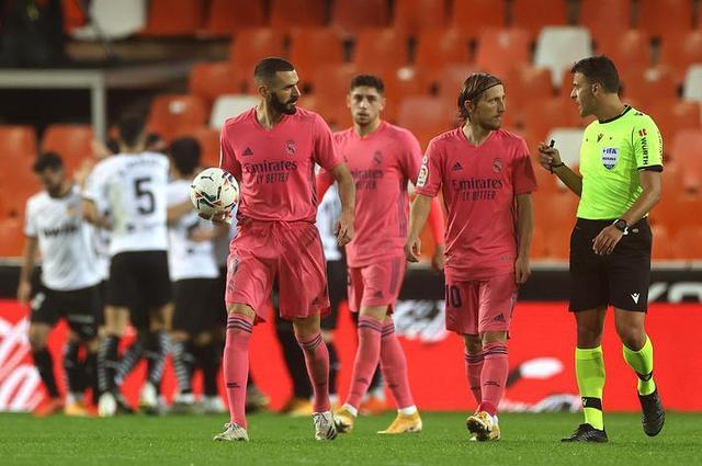 球星赛后向看台深深鞠躬